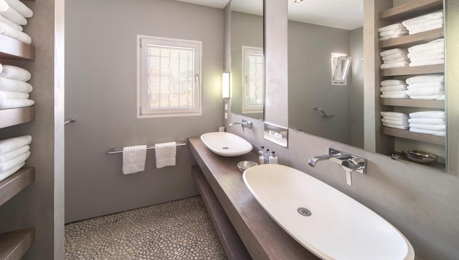 villa-souvenance-bathroom-hotel-saint-aygylf