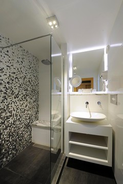 Suite bathroom